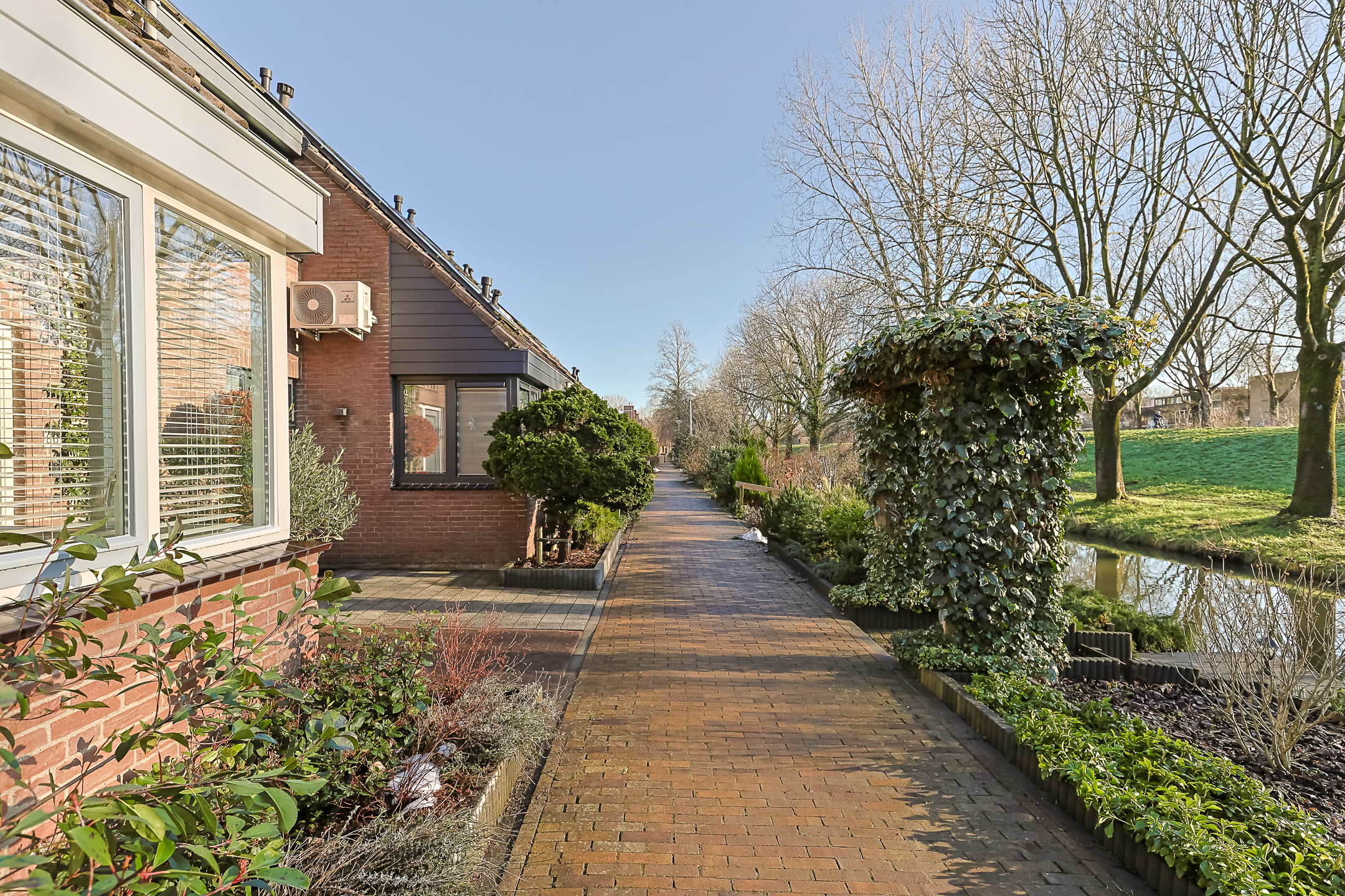 Eengezinswoning Tussenwoning Doornenburg 86, Alphen aan den Rijn