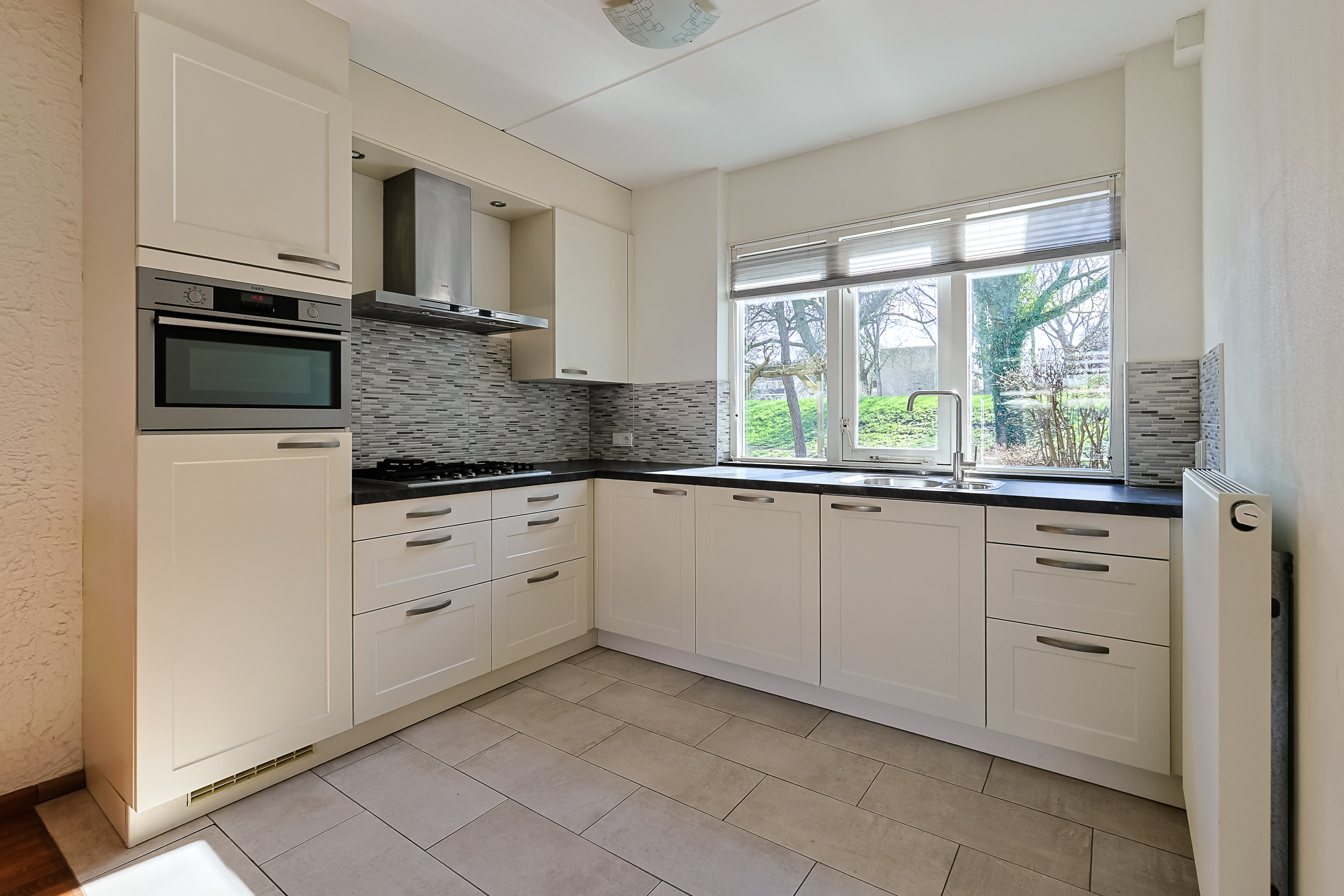 Eengezinswoning Tussenwoning Doornenburg 104, Alphen aan den Rijn