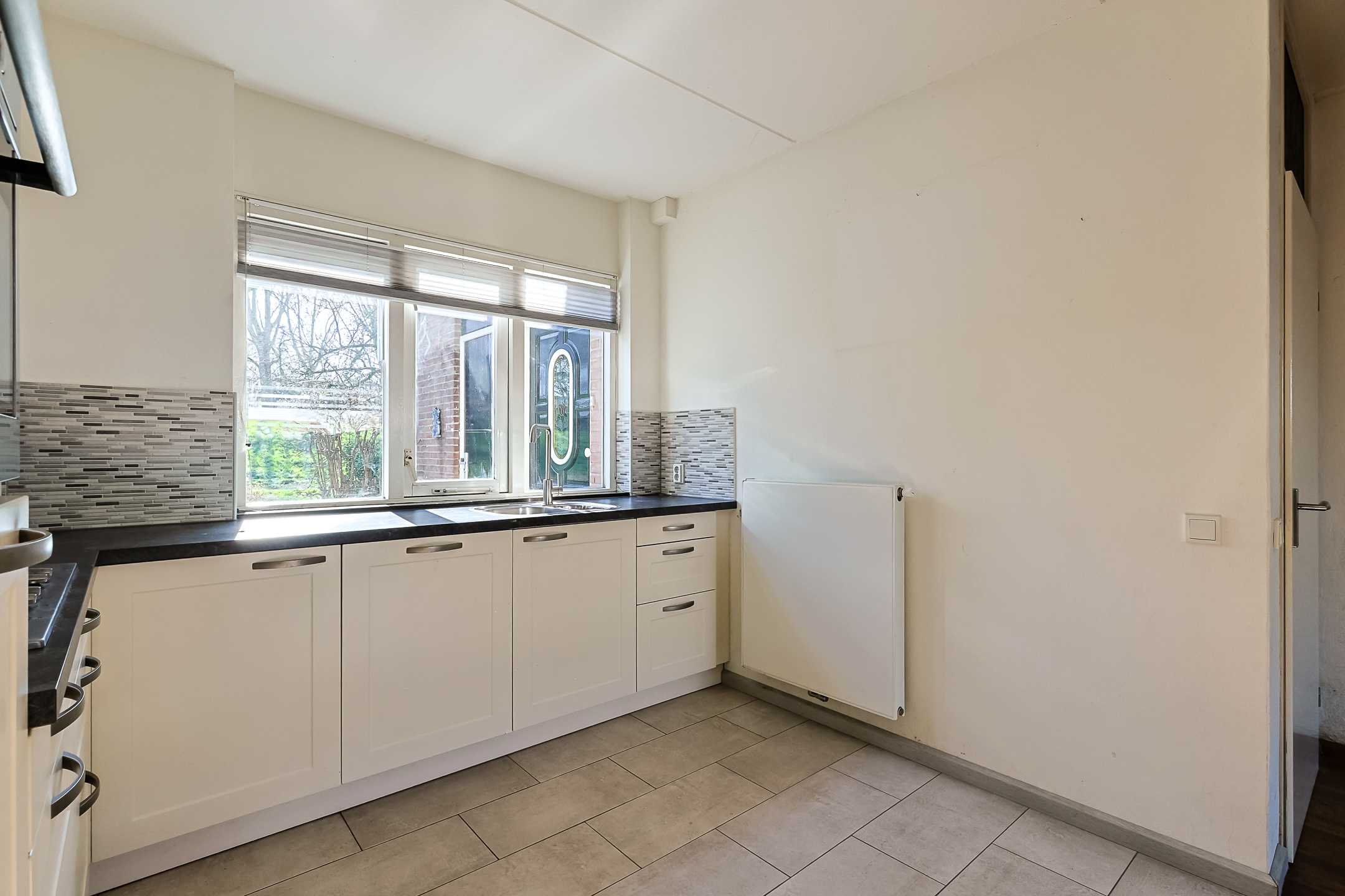 Eengezinswoning Tussenwoning Doornenburg 104, Alphen aan den Rijn