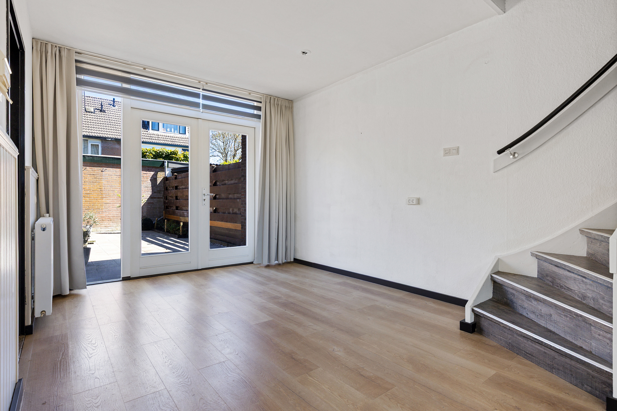 Eengezinswoning Tussenwoning Julianalaan 3, Woubrugge