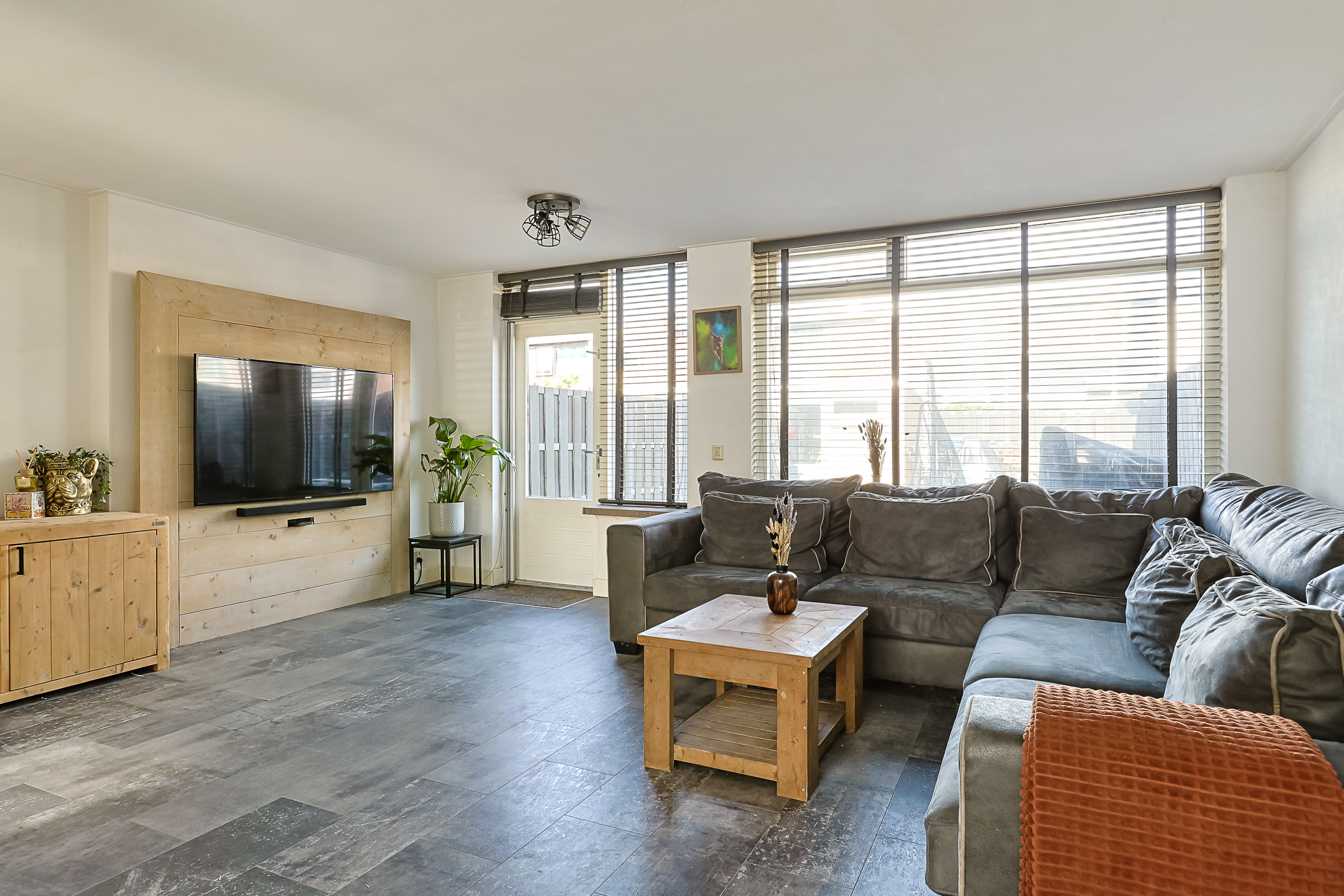 Eengezinswoning Tussenwoning Kastanjestraat 13, Alphen aan den Rijn