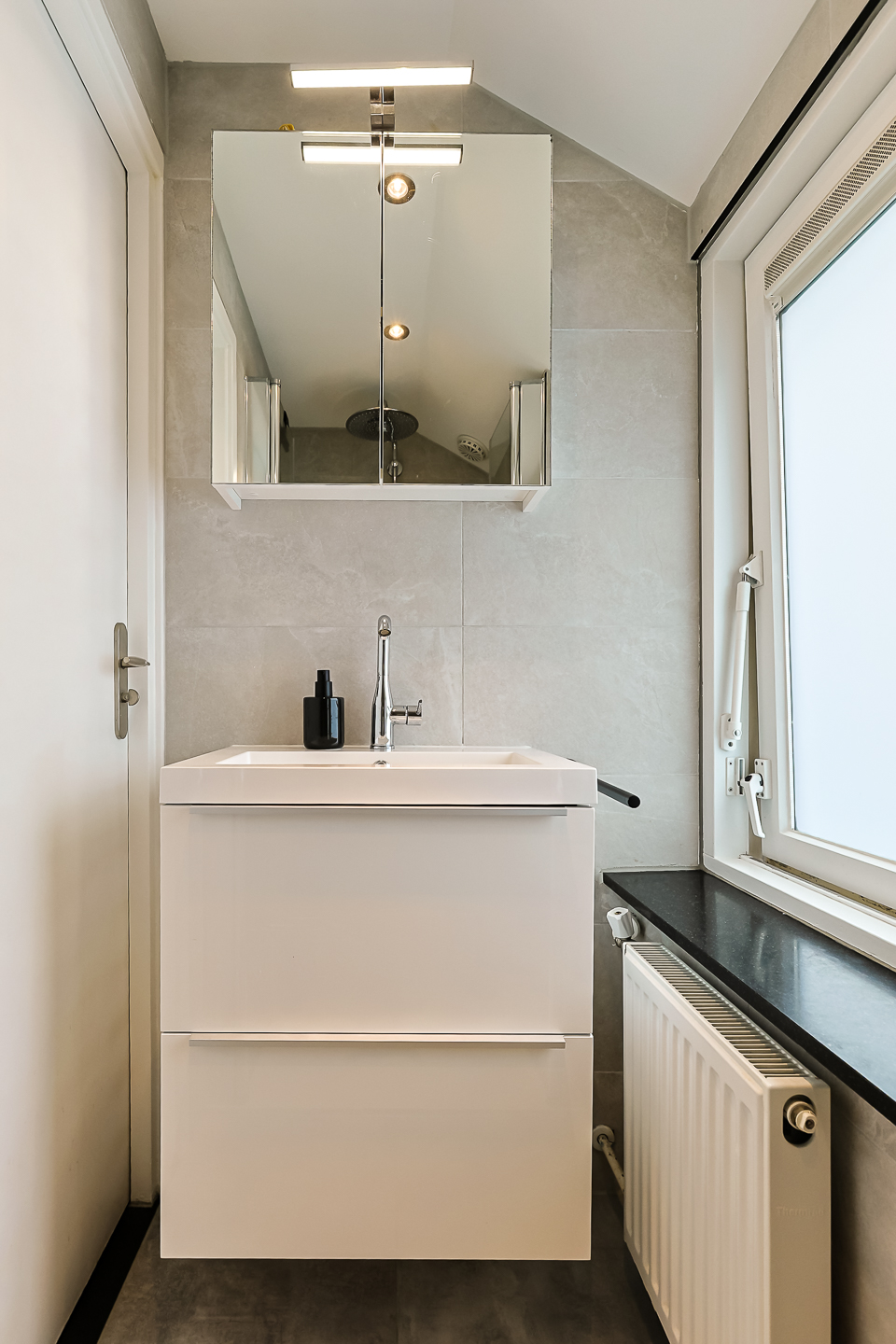 Eengezinswoning Tussenwoning Barentszstraat 23, Alphen aan den Rijn