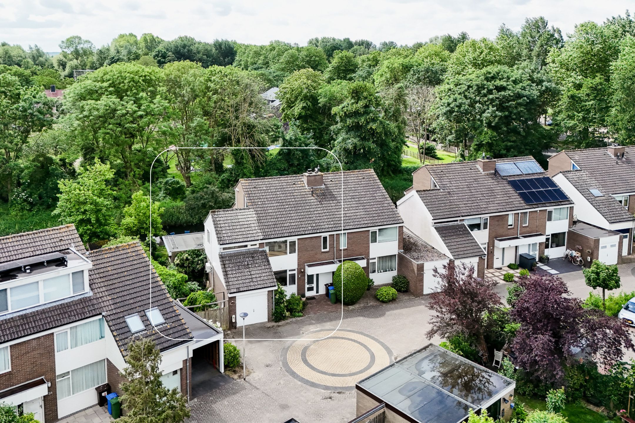 Eengezinswoning Twee onder een kapwoning Helmhof 52, Alphen aan den Rijn