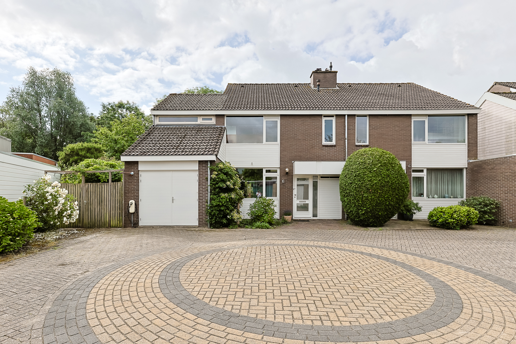 Eengezinswoning Twee onder een kapwoning Helmhof 52, Alphen aan den Rijn