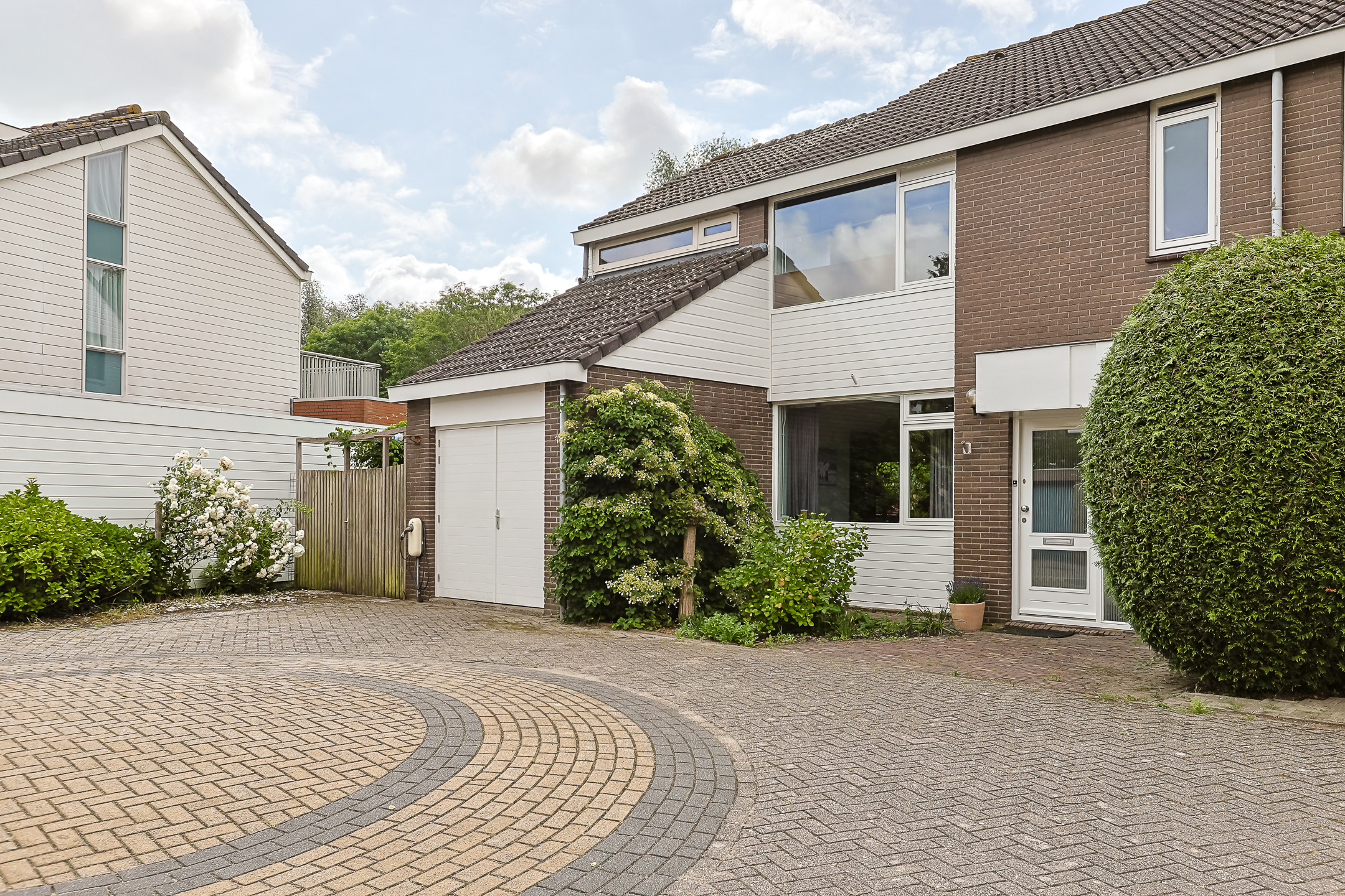 Eengezinswoning Twee onder een kapwoning Helmhof 52, Alphen aan den Rijn