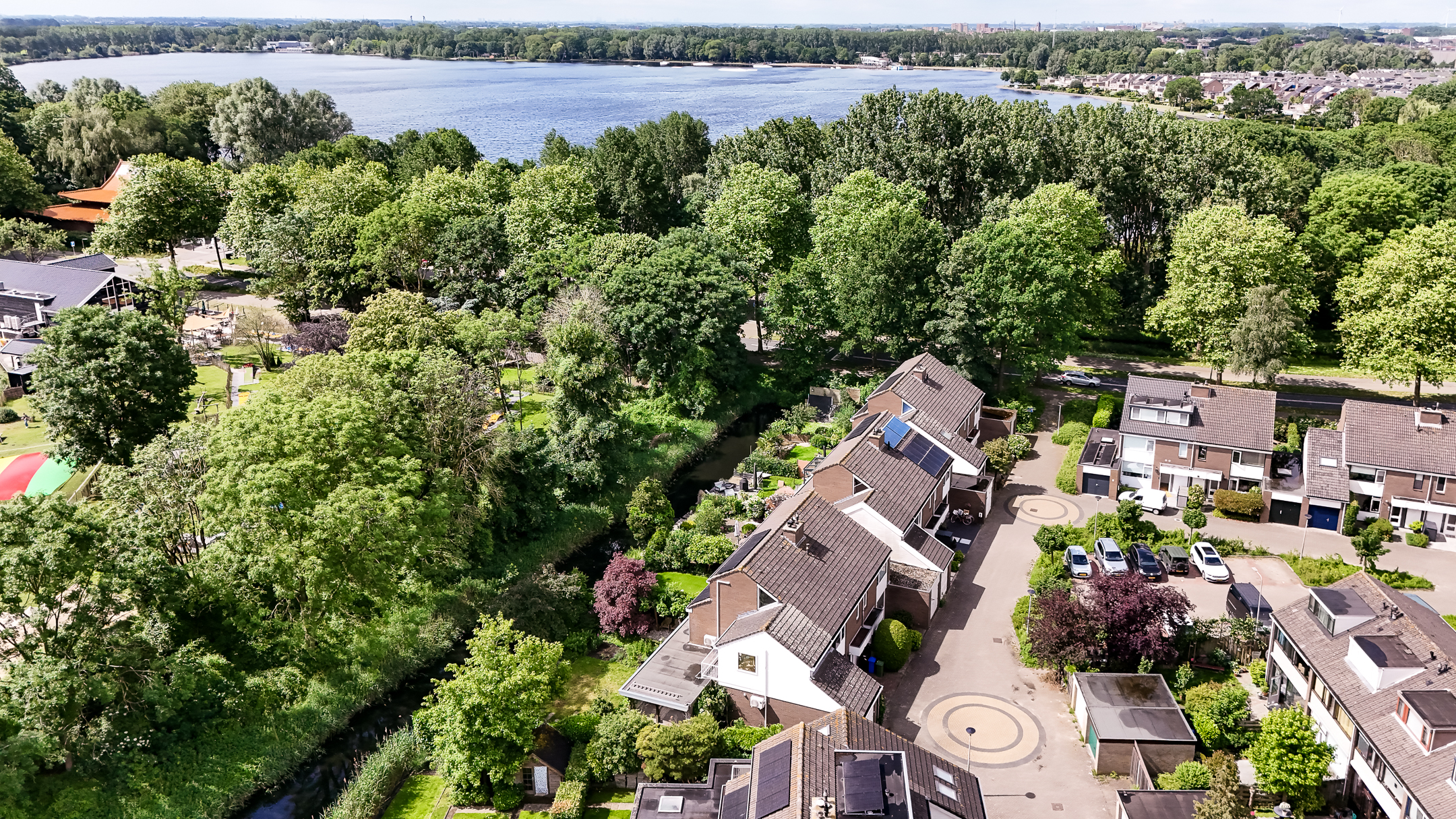 Eengezinswoning Twee onder een kapwoning Helmhof 52, Alphen aan den Rijn